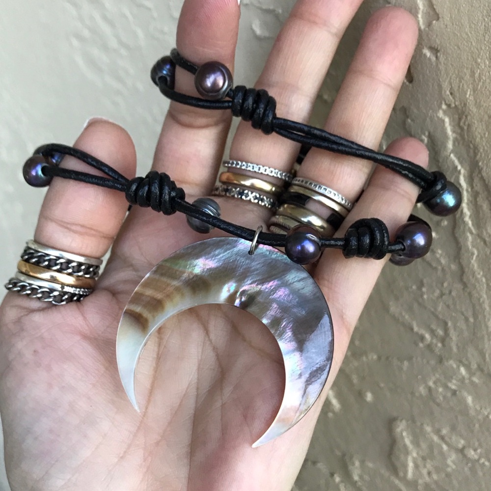 Mother of pearl moon black pearl leather choker - Picture 3 of 8